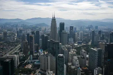 KEMPEN PILIHAN RAYA: Pemandangan Menara Berkembar Petronas semalam. Satu kajian mendapati mesej kempen pilihan raya Malaysia sejak 1999 mendedahkan kehadiran lima pola penyelewengan berulang yang sering dilakukan oleh agensi kerajaan dan parti politik. - Foto AFP