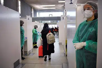 PERLU JALANI UJIAN: Seorang pengembara dari China dilihat menuju pusat ujian Covid-19 di lapangan terbang Paris-Charles-de-Gaulle di Roissy, di luar Paris, pada 1 Januari lalu, ketika Perancis memperkukuh langkah kesihatan di sempadan untuk penumpang yang tiba dari China. - Foto AFP