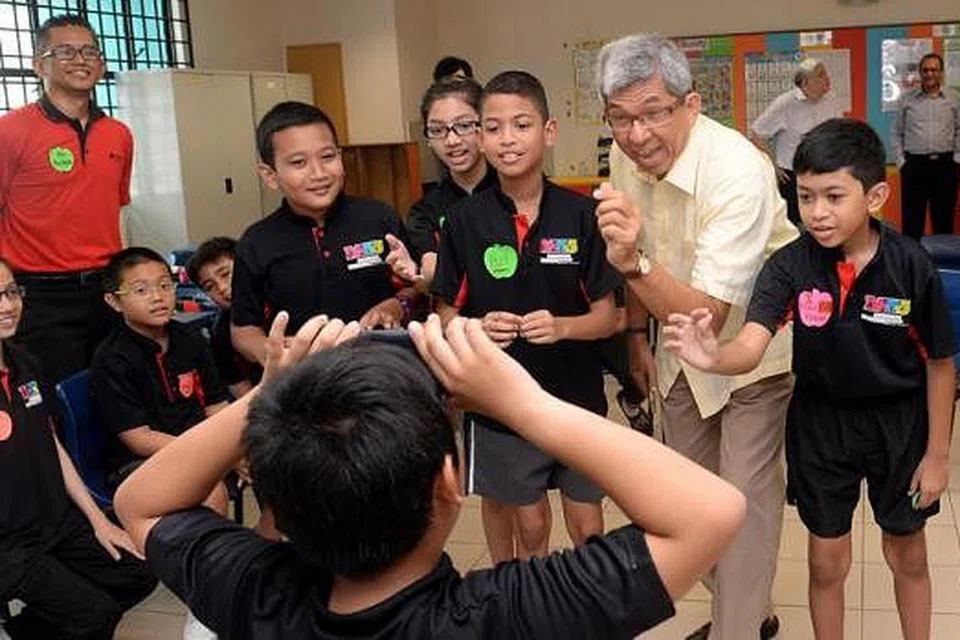 SERONOKNYA: Dr Yaacob Ibrahim, yang meninjau permulaa program MTS tahun ini di Sekolah Rendah Greenwood semalam berkata, usaha ini penting bagi membantu keluarga yang kurang penguasaan dalam bahasa Inggeris. - Foto TAUFIK A. KADER
