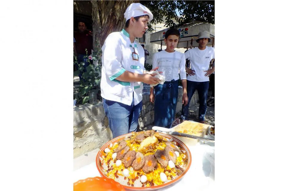 SERUPA TETAPI TIDAK SAMA: Ini rupa sejenis plov (gambar utama dan gambar sisipan), yang kelihatan seperti nasi beriani, tetapi mempunyai rasa tersendiri, yang ditampilkan dalam pertunjukan masak dan dihidang dalam majlis sempena Pesta Sutera dan Rempah Ratus di Bukhara, Uzbekistan. - Foto-foto SUHAIMI MOHSEN
