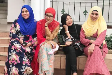 BOLEH MAINKAN SEBARANG WATAK: Watak seorang warga senja dalam drama Sri Bella bukan sesuatu yang kekal buat Era Farida (dua dari kiri dan gambar utama) yang tidak cerewet dengan apa jua peranan yang diberi kepadanya. Dalam Sri Bella, Era berlakon dengan beberapa pelakon mapan. Antara mereka ialah Wahyu Rahman, Endang Rahayu Ruslan dan Maiya Rahman (paling kiri). - Foto ihsan ERA FARIDA dan MEDIACORP SURIA