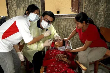 MENINGGAL DUNIA: Dr Jimmy Tang Chian Piao (tengah), meninggal Isnin lalu semasa bercuti dengan rakan-rakan gereja di Maldives. - Foto WANBAO