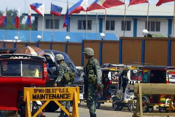 Askar mengawal di pusat pemeriksaan tentera di pulau Sulu di selatan Filipina. 