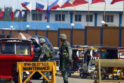 Askar mengawal di pusat pemeriksaan tentera di pulau Sulu di selatan Filipina. 