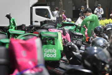 KEBAJIKAN DIUTAMA: Pekerja penghantaran Muslim yang sibuk menjalankan tugas semasa Ramadan mendapat perhatian syarikat, pengendali restoran dan pelanggan. - Foto fail