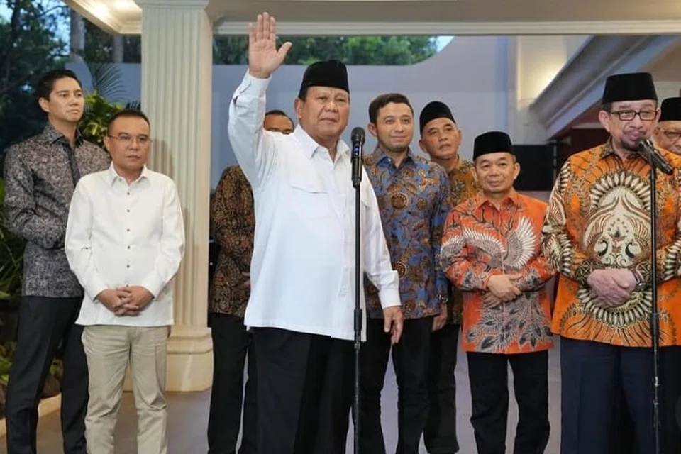 Bakal presiden Indonesia, Encik Prabowo Subianto (tiga dari kiri), bersama pemimpin Majlis Syura Parti Keadilan Sejahtera pada 10 Oktober di kediaman beliau di Jakarta. Pada 16 Oktober Encik Prabowo bertemu calon Kabinet pentadbiran beliau bagi majlis taklimat. Encik Prabowo akan mengangkat sumpah sebagai Presiden pada 20 Oktober.