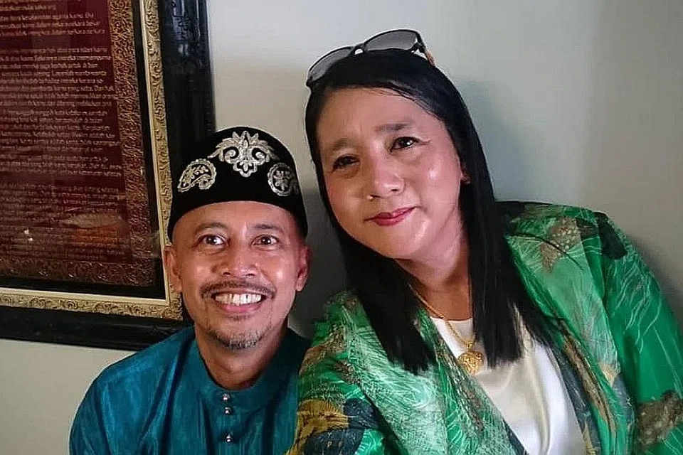 TELEFON SETIAP HARI: Encik Ayob Ismail menggunakan panggilan video untuk menghubungi isterinya, Cik Mega Suria Hashim, sejak mereka terpisah akibat sekatan bagi membendung wabak Covid-19. Gambar atas ialah semasa mereka menyambut Hari Raya bersama tahun lalu. - Foto ihsan AYOB ISMAIL