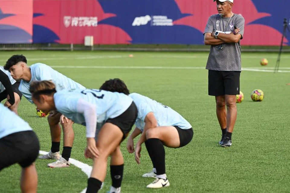 Ketua jurulatih Albirex Niigata, Kazuaki Yoshinaga (kanan), memerhati pemainnya dalam satu latihan sebelum beraksi dalam Perisai Masyarakat menentang Lion City Sailors di Stadium Jalan Besar pada 4 Mei.