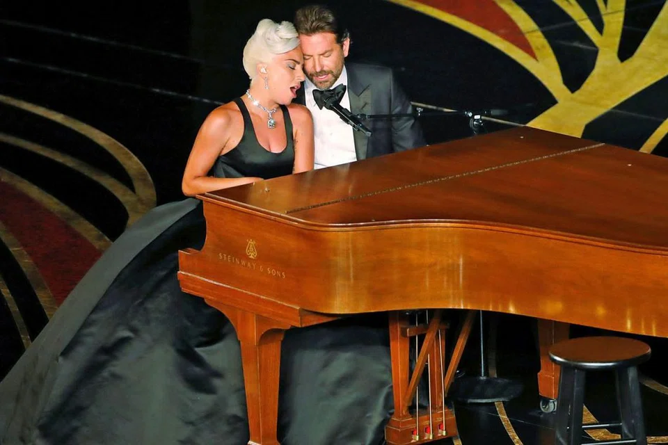 PUKAU PERHATIAN: Lady Gaga (kiri) dan Bradley Cooper membuat ramai penonton Anugerah Academy terkesima dengan persembahan lagu 'Shallow', runut bunyi filem 'A Star Is Born' yang meraih Anugerah Lagu Terbaik semalam. - Foto REUTERS