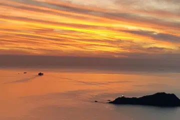 Pemandangan indah apabila mentari masih ada sisa sinarannya.