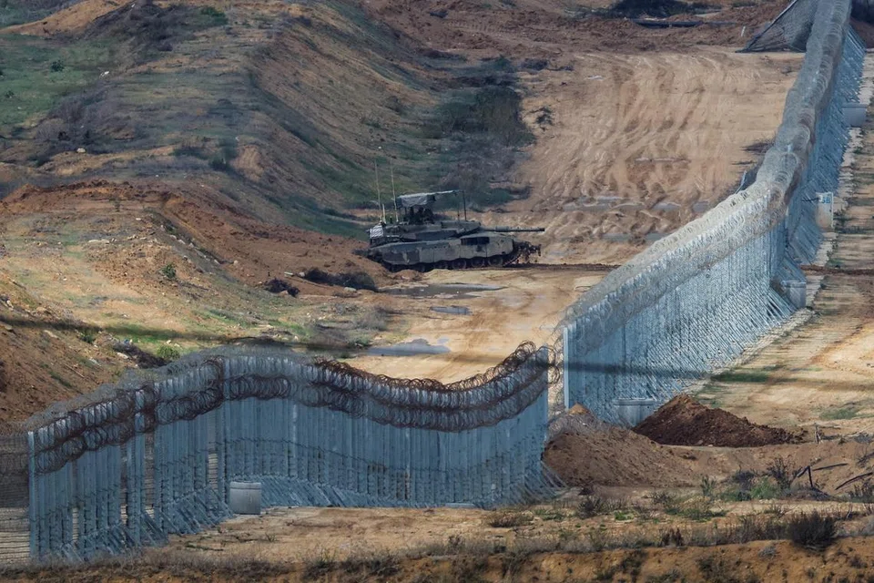 BERSIAP SIAGA: Kereta kebal Israel dilihat berada di sempadan Israel-Gaza sebagai langkah berjaga-jaga dan menjaga keselamatan.