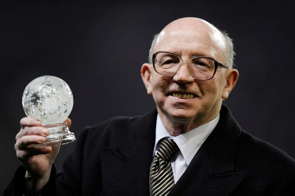 Nobby Stiles ketika menerima anugerah pada 29 Disember 2008 di Old Trafford. - Foto AFP, REUTERS 