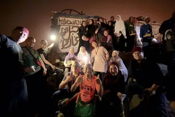 SERONOK BERSAMA: Seramai 26 anggota keluarga Cik Hanifah Jasman berasa gembira dan seronok dapat mengerjakan ibadah umrah bersama-sama sekali gus mengeratkan lagi hubungan kekeluargaan dan menjimatkan kos. - Foto HANIFAH JASMAN