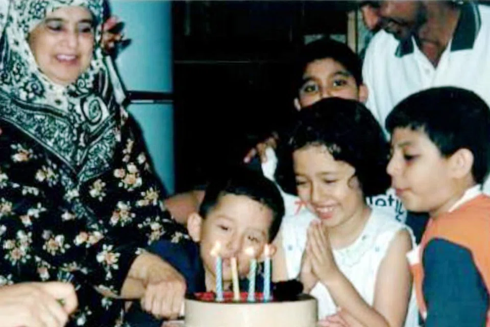 MENGENANG IBU: Profesor Madya Dr Muhammad Faishal Ibrahim, mengenang ibunya Allahyarhamha Balkis Hamid Khan Surattee, kelihatan bersama cucu-cucunya, yang telah banyak berjasa. Ibunya meninggal dunia pada November 2014. - Foto MSF