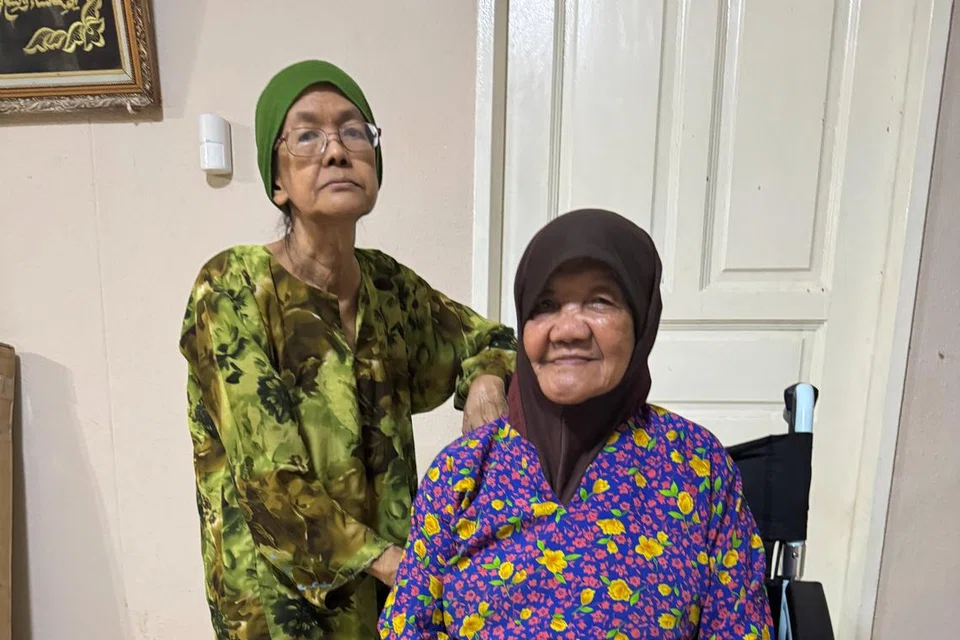 BERHADAPAN HARI TUA YANG MENCABAR : Cik Selmah Nordin, 76 tahun, dan kakaknya Cik Salamah Noordin, 79 tahun, terpaksa saling menjaga walau kedua-duanya telah uzur.