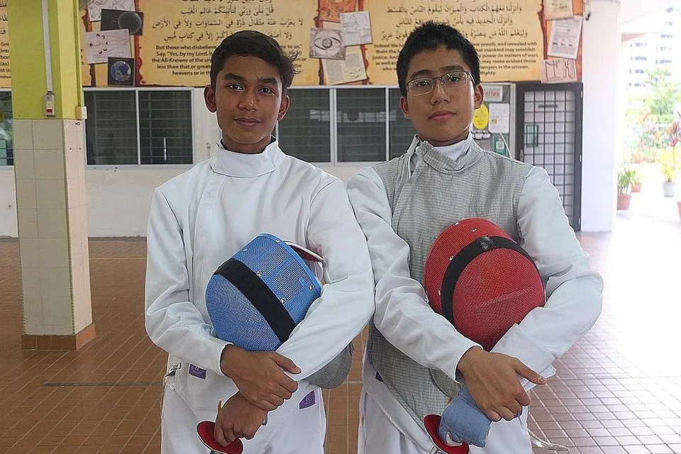 SIAP SEDIA: Antara anggota pasukan pedang 'Foil' Madrasah Al-Arabiah termasuk pelajar menengah tiga, Thaqif Mohd Zulkifflee (kiri) dan Muhammad Syafiq Aslam Abdullah. - Foto MADRASAH AL-ARABIAH AL-ISLAMIAH