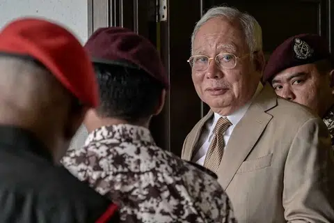 Bekas Perdana Menteri Malaysia, Encik Najib Tun Razak, bakal menjalani baki hukuman penjara sebagai tahanan di rumahnya di Langgak Duta, Kuala Lumpur, selepas melunaskan denda RM50 juta yang menjadi syarat untuk hukuman itu dilaksanakan.