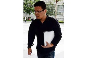 NORAZLY JOIHANI: Lakukan pelbagai kesalahan termasuk pemalsuan dokumen dan pecah amanah. Dia mengaku bersalah terhadap 14 tuduhan November lalu. Sebanyak 46 lagi tuduhan terhadapnya turut dipertimbang semasa hakim menjatuhkan hukuman. - Foto JOHARI RAHMAT