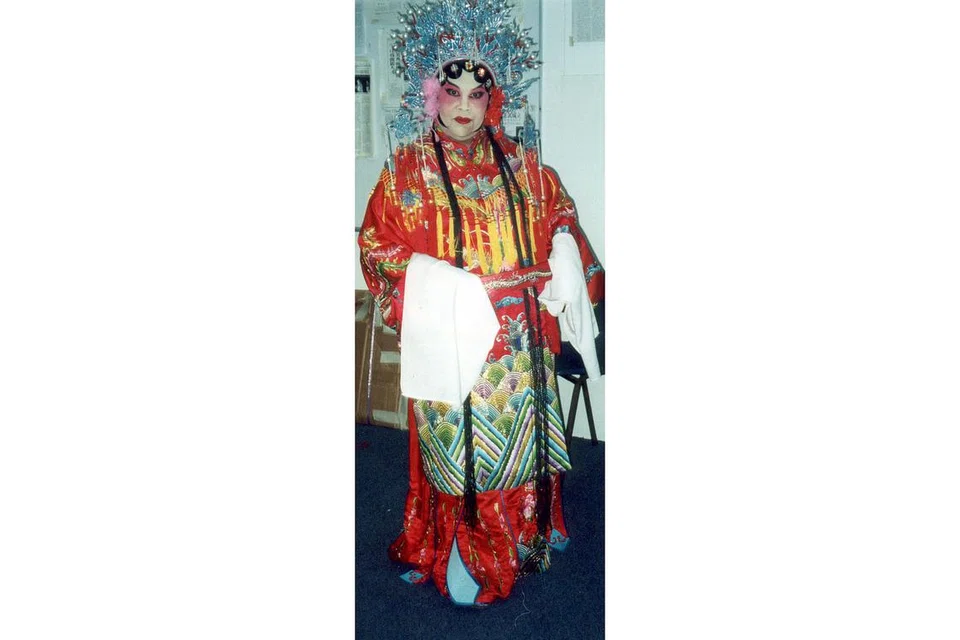 ZALIHA HAMID: Membuat persembahan di acara 'getai' masyarakat Cina bukan perkara asing buat pelawak veteran ini yang memastikan dirinya mahir dalam pelbagai bahasa dan mampu menyesuaikan diri dalam dunia hiburan yang sengit persaingannya. - Foto ihsan ZALIHA HAMID