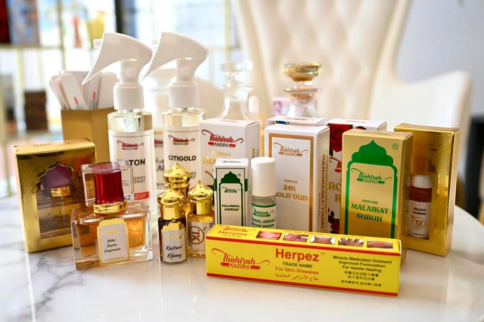 Pelbagai jenis minyak wangi berasaskan minyak dan produk lain ditawarkan di Thahirah Kazura, termasuk cenderamata untuk majlis perkahwinan dan pelanggan korporat.