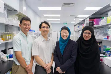 (Dari kiri) Dr Nadjad Abdul Rahim, Dr Soh Jun Hui, dan dua pengasas bersama Cellbae, Prof Jackie Ying dan Cik Noreena Abu Bakar. FOTO: CELLBAE