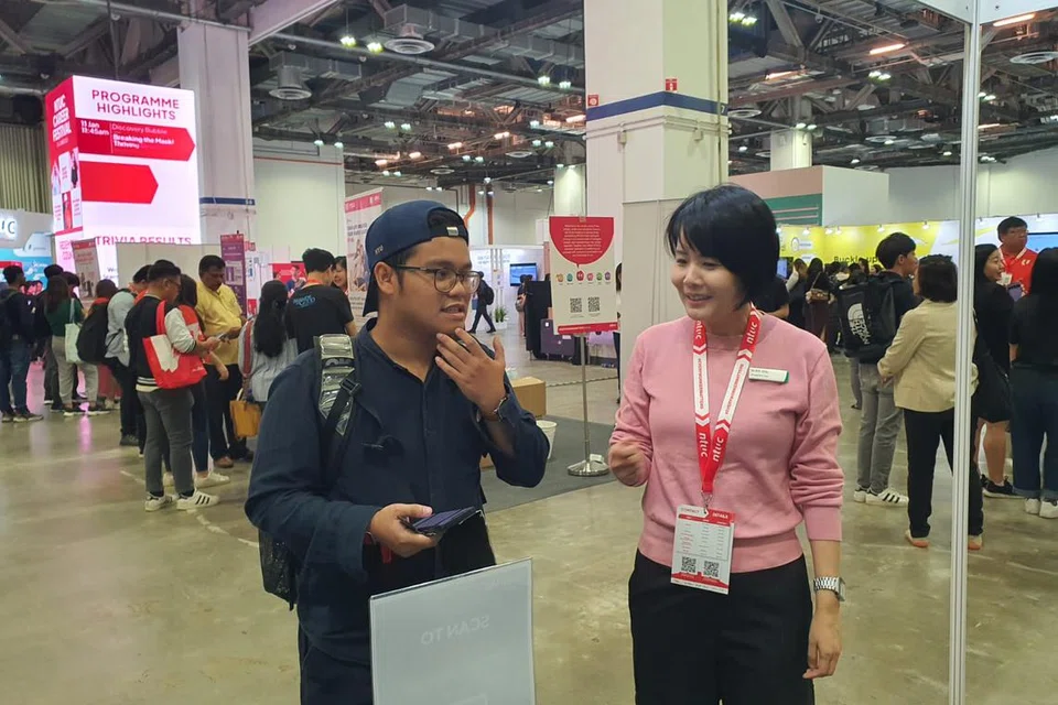 Encik Danial Asraf Kamsari (kiri), siswazah baru dari Universiti Nasional Singapura (NUS), berharap acara sebegini dapat membantu menghubungkan pencari kerja dengan majikan serta menyediakan sokongan dalam peningkatan kemahiran dan pencarian pekerjaan.
