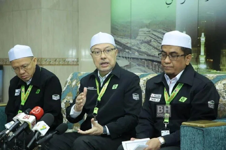 UMUM KEJAYAAN JALANKAN OPERASI HOSPITAL: Datuk Seri Syed Saleh (tengah) bersama dua pegawai Tabung Haji dalam satu sidang media di Abraj Al-Janadriyah, Makkah, ketika mengumumkan bahawa Malaysia menjadi negara pertama memperoleh permit daripada kerajaan Arab Saudi untuk menjalankan operasi hospital di Madinah bagi merawat jemaah negara pada musim haji 1444H/2023M.