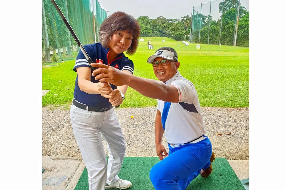 DAPAT PENUHI HASRAT: Cik Agnes Goh berbesar hati dapat menyempurnakan hasrat Encik Johari Suboh untuk menunaikan umrah sebagai mengenang bantuan dan tunjuk ajarnya dalam sukan golf. - Foto BM oleh NAZRY MOKHTAR