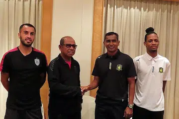 BUKA TIRAI: Kadir (tiga dari kiri) bersalaman dengan ketua jurulatih Bali United, Emral Abus (dua dari kiri) bersama pemain masing-masing, Brwa Nouri (kiri) dari Bali United dan Jordan Webb dari Tampines, di sidang akhbar praperlawanan pusingan awal kelayakan Liga Juara-Juara Gabungan Bola Sepak Asia (AFC) semalam. - Foto BH oleh ZULAIQAH ABDUL RAHIM
