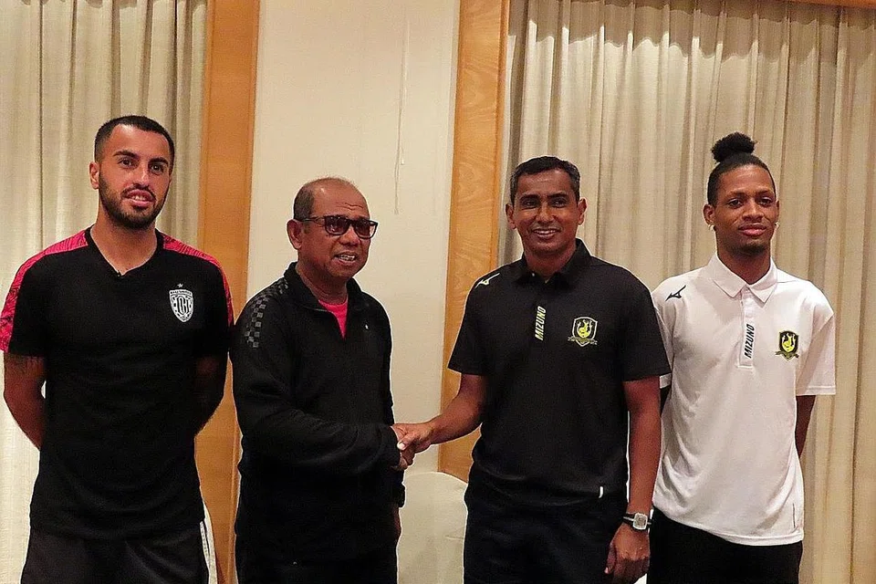 BUKA TIRAI: Kadir (tiga dari kiri) bersalaman dengan ketua jurulatih Bali United, Emral Abus (dua dari kiri) bersama pemain masing-masing, Brwa Nouri (kiri) dari Bali United dan Jordan Webb dari Tampines, di sidang akhbar praperlawanan pusingan awal kelayakan Liga Juara-Juara Gabungan Bola Sepak Asia (AFC) semalam. - Foto BH oleh ZULAIQAH ABDUL RAHIM