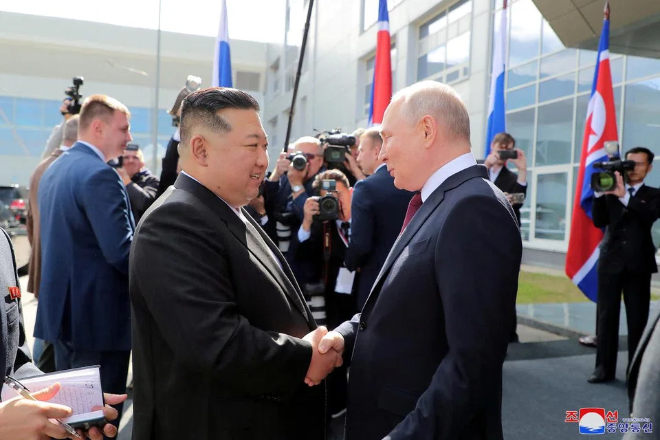 RUNDINGAN SENJATA: Pemimpin Korea Utara, Encik Kim Jong Un bersalaman dengan Presiden Russia, Encik Vladimir Putin, ketika mereka bertemu di Vostochny, Russia, pada Rabu.