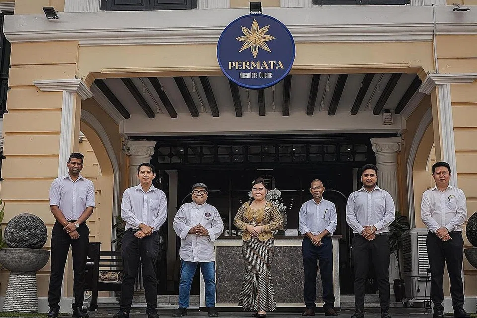 DAPAT PENCALONAN: Cef Mel (tiga dari kiri), kini Pengarah Kulinari di Restoran Permata yang terletak di Gedung Kuning. Foto BH oleh NUR DIYANA TAHA