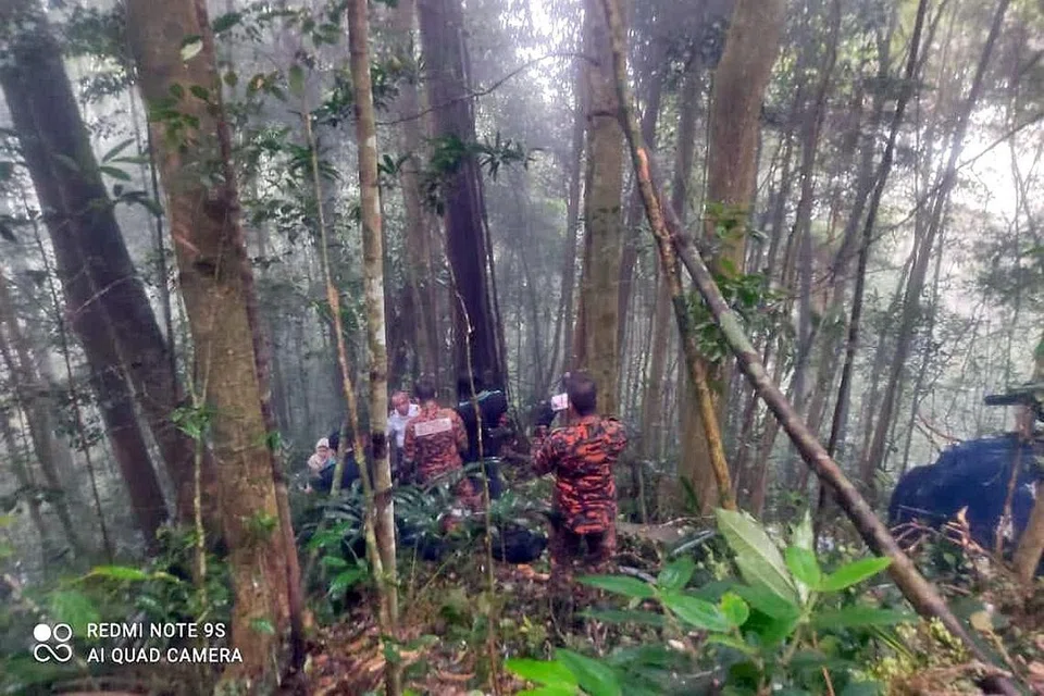 SELAMAT: Penyelamat menemui semua penumpang helikopter itu di sebuah kawasan bukit di Brinchang. - Foto FACEBOOK BOMBA & PENYELAMAT NEGERI PAHANG