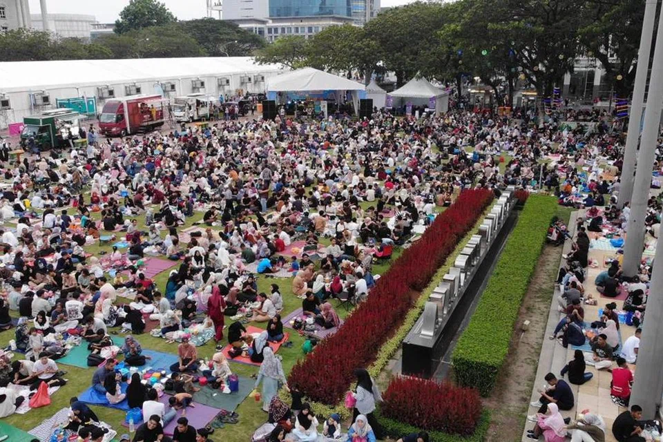 Ribuan umat Islam membanjiri Laman Berbuka Puasa di Dataran Putrajaya, Putrajaya, untuk berbuka puasa dengan menghamparkan tikar di atas rumput bersama keluarga dan sahabat handai. 