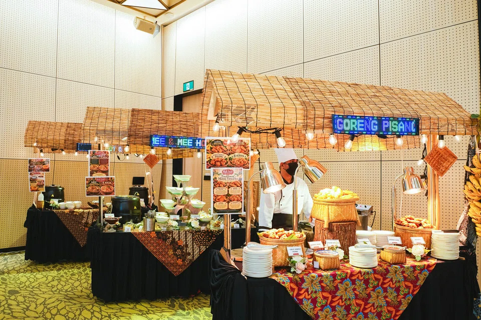 Reruai aneka makanan, termasuk pisang goreng dan mi, antara tarikan di stesen makanan berserta tukang masak, atau ‘live station’, yang ditawarkan Muslim Delights Wedding Services. Selain sajian tradisional, syarikat itu menyediakan menu moden dan fusion bagi memberi pengalaman menjamu selera lebih menarik kepada tetamu majlis perkahwinan.