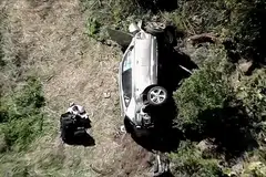 KEMALANGAN: Kereta pemain golf Tiger Woods, tersadai setelah terlibat dalam kemalangan di Los Angeles, California. - Foto REUTERS