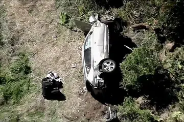 KEMALANGAN: Kereta pemain golf Tiger Woods, tersadai setelah terlibat dalam kemalangan di Los Angeles, California. - Foto REUTERS