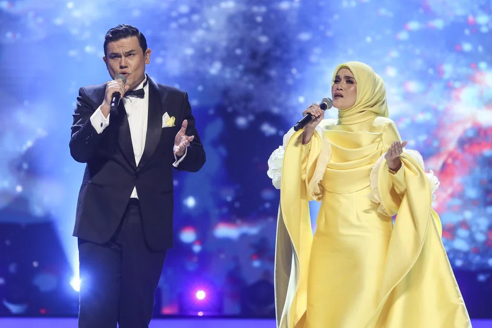 GANDINGAN KURANG SERASI: Menurut ketua juri Datuk Ramli MS, rakan duet Aishah, Vince Chong, juga gagal memberikan yang terbaik bagi lagu Ungu dan Rossa, ‘Terlanjur Cinta’.