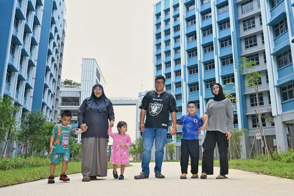 Bagi Encik Shahril (tiga dari kanan) dan Cik Rozieyana (dua dari kiri), rumah baru mereka bukan sahaja sebuah tempat tinggal, tetapi melambangkan usaha keras, kesabaran, dan kasih sayang yang tidak pernah pudar.
