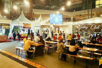 KEMBALIKAN NOSTALGIA: Bagi pengunjung yang menghadiri pesta Wisma Geylang Serai - Satay Club, mereka berkesempatan membeli pelbagai jenis hidangan sate yang dijual dan menikmatinya di bangku-bangku panjang yang disediakan. - Foto WGS