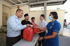 PERPADUAN DALAM KRISIS: Antara inisiatif yang diambil termasuk tajaan bersama Restoran Ayza dan Kumpulan Keyakinan Antara Kaum dan Agama (IRCC) Taman Jurong yang mengagihkan kotak-kotak makanan dan nota perghargaan kepada kakitangan di Poliklinik Jurong sebagai tanda sokongan dan penghargaan mereka kepada pekerja perubatan barisan hadapan (gambar atas) serta usaha kakitangan Free Food For All yang menghulurkan makanan berkhasiat kepada warga memerlukan menjaga kesihatan mereka. - Foto-Foto fail