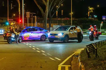 BUAT PEMERIKSAAN: Pegawai polis Trafik melakukan pemeriksaan bagi pelbagai kesalahan lalu lintas termasuk memandu dalam keadaan mabuk - Foto fail