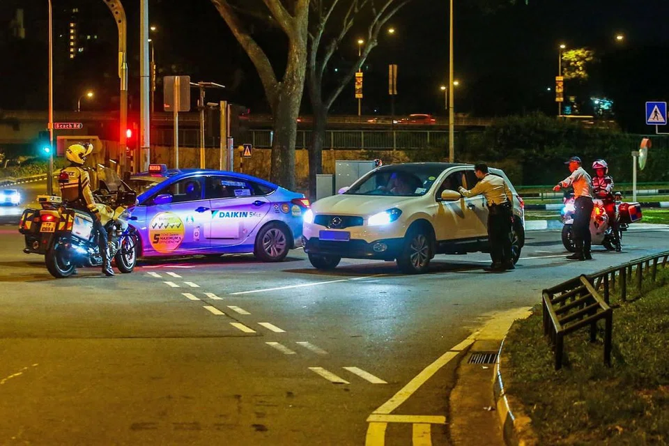 BUAT PEMERIKSAAN: Pegawai polis Trafik melakukan pemeriksaan bagi pelbagai kesalahan lalu lintas termasuk memandu dalam keadaan mabuk - Foto fail