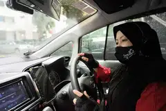 TAMBAH USAHA: Dulu Cik Sulasteri Muslim memandu dari 6.30 pagi hingga 7 malam. Kini, beliau sambung bekerja selepas solat maghrib hingga sekitar 10 malam. - Foto ihsan SULASTERI MUSLIM