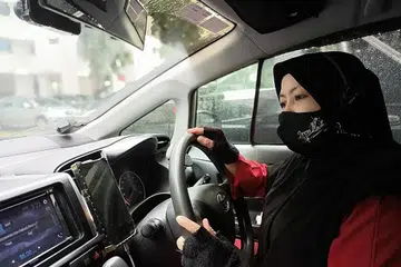 TAMBAH USAHA: Dulu Cik Sulasteri Muslim memandu dari 6.30 pagi hingga 7 malam. Kini, beliau sambung bekerja selepas solat maghrib hingga sekitar 10 malam. - Foto ihsan SULASTERI MUSLIM