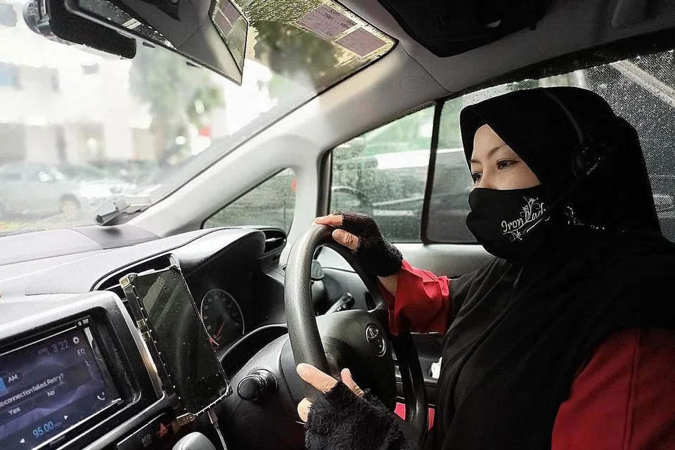 TAMBAH USAHA: Dulu Cik Sulasteri Muslim memandu dari 6.30 pagi hingga 7 malam. Kini, beliau sambung bekerja selepas solat maghrib hingga sekitar 10 malam. - Foto ihsan SULASTERI MUSLIM