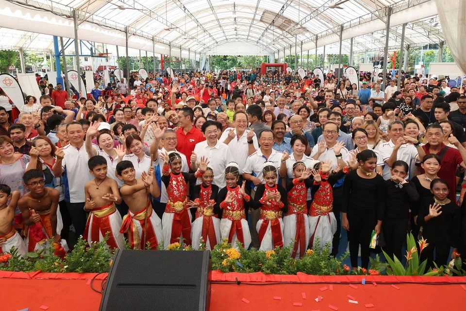Perdana Menteri Encik Lawrence Wong (tengah) bersama para AP kawasan kelompok Marine Parade di acara SG60 pada 6 April.
