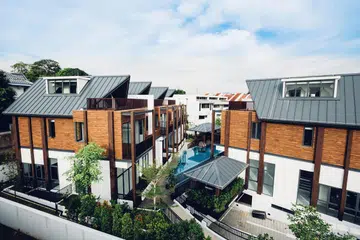 KEMBANGKAN WAKAF: Unit rumah teres ini, yang diberi nama Alias Villas dibangunkan daripada tanah wakaf Haji Alias yang turut menempatkan Masjid Al-Huda, adalah antara harta wakaf yang telah dibangunkan semula dan menghasilkan pulangan bermakna. - Foto fail.