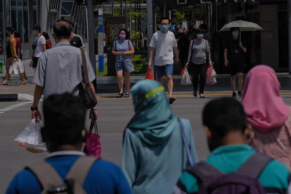 Sebanyak 935 kes baru jangkitan Covid-19 dilaporkan sehingga tengah hari Jumaat (17 Sept). - Foto fail