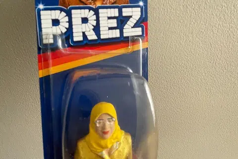 Cetusan idea kreatif jenama Bird Hand Toys yang menampilkan arca Puan Halimah Yacob pada bekas gula-gula vintaj ‘Prez’.